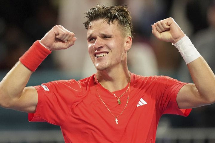 Miami Open: O απίστευτος Μένσικ κατέκτησε το τρόπαιο, στερώντας από τον Τζόκοβιτς τον 100ο τίτλο στην καριέρα του