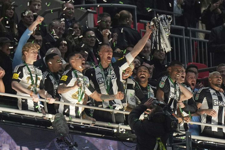 H απονομή του τροπαίου του League Cup στη Νιούκαστλ