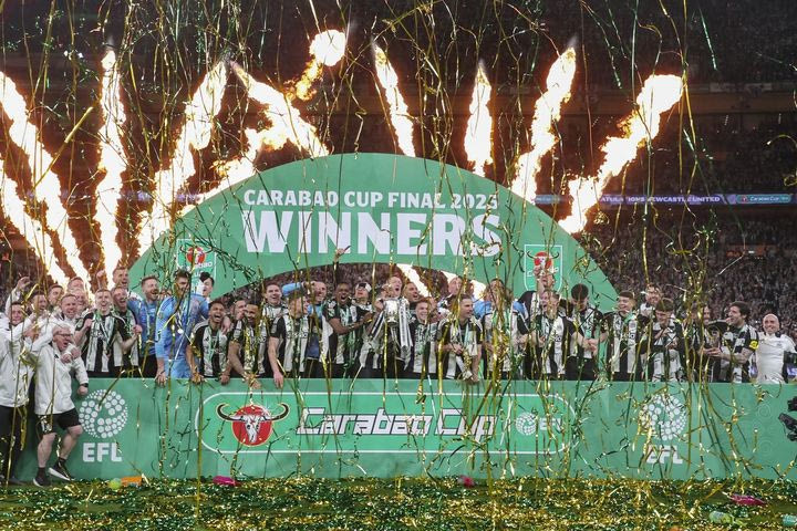 Η απονομή του τροπαίου του League Cup στους παίκτες της Νιούκαστλ