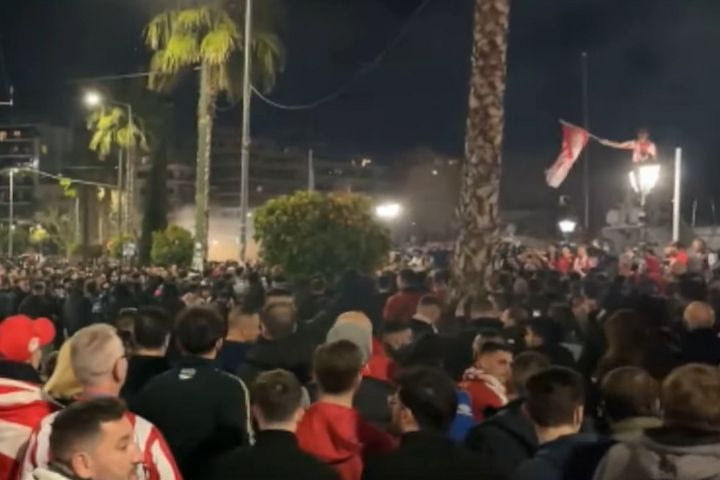 Οπαδοί του Ολυμπιακού στο Πασαλιμάνι
