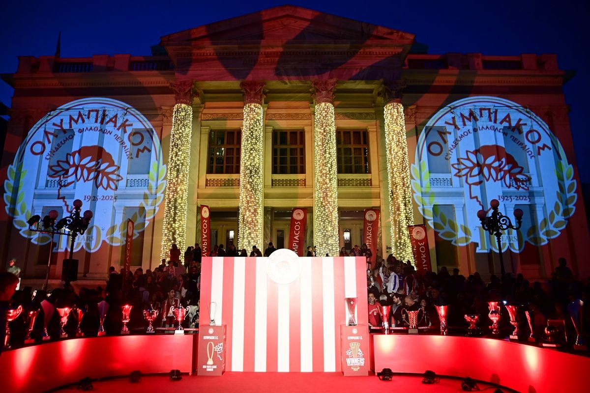 Τα τρόπαια του Ολυμπιακού στο Δημοτικό Θέατρο