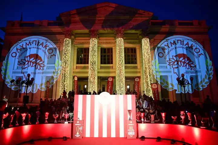 Τα τρόπαια του Ολυμπιακού στο Δημοτικό Θέατρο