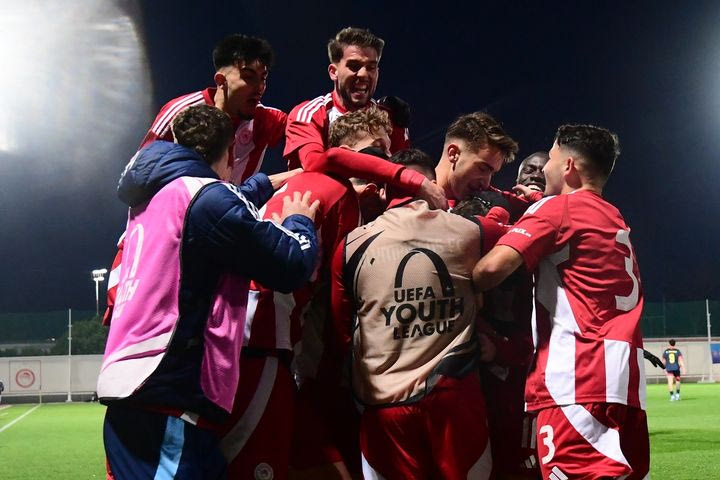 Η Κ19 του Ολυμπιακού πανηγυρίζει