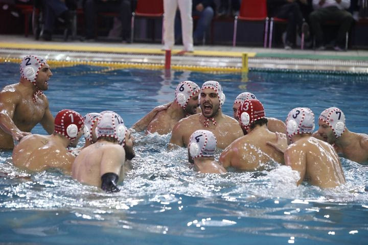 Η ομάδα πόλο ανδρών του Ολυμπιακού πανηγυρίζει στο Champions League