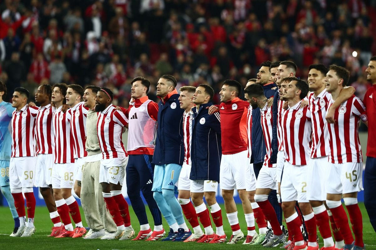 Η πανηγυρική φωτογραφία των παικτών του Ολυμπιακού μπροστά από τον κόσμο της ομάδας