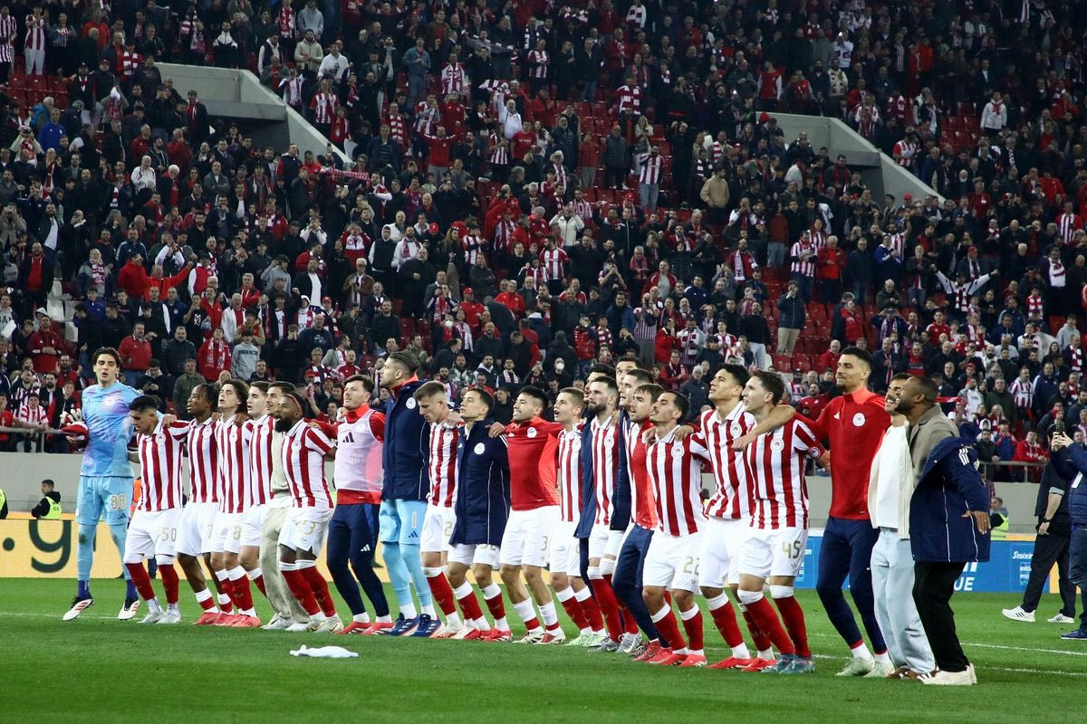 Η πανηγυρική φωτογραφία των παικτών του Ολυμπιακού μπροστά από τον κόσμο της ομάδας