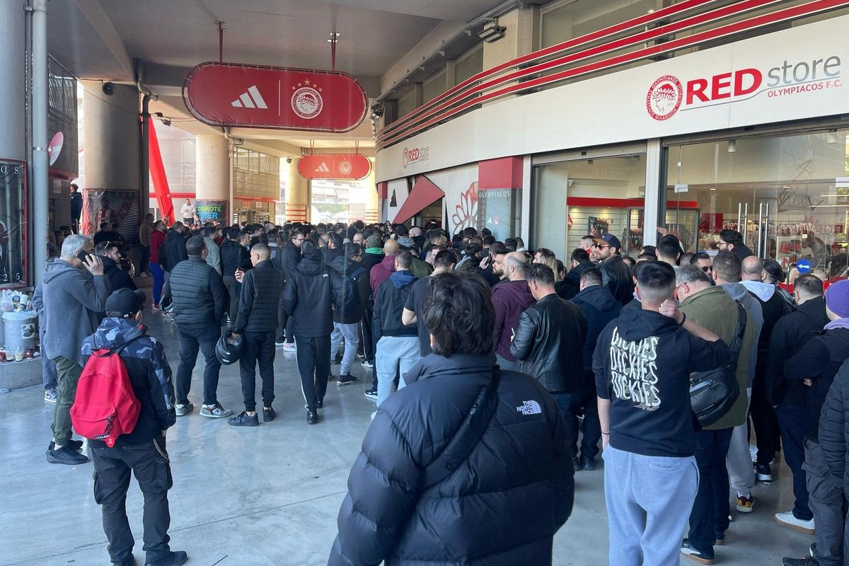 Τεράστιες ουρές έξω από το Καραϊσκάκης για την επετειακή φανέλα του Ολυμπιακού