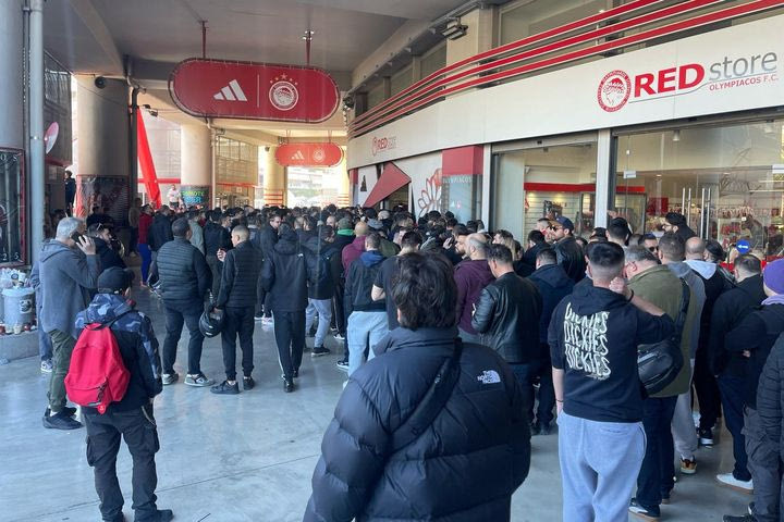 Τεράστιες ουρές έξω από το Καραϊσκάκης για την επετειακή φανέλα του Ολυμπιακού