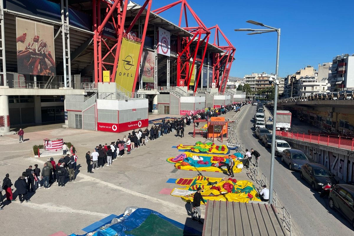 Τεράστιες ουρές έξω από το Καραϊσκάκης