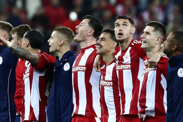 Ολυμπιακός: Οι ξέφρενοι πανηγυρισμοί των “ερυθρόλευκων” μετά τη νίκη επί του Παναθηναϊκού