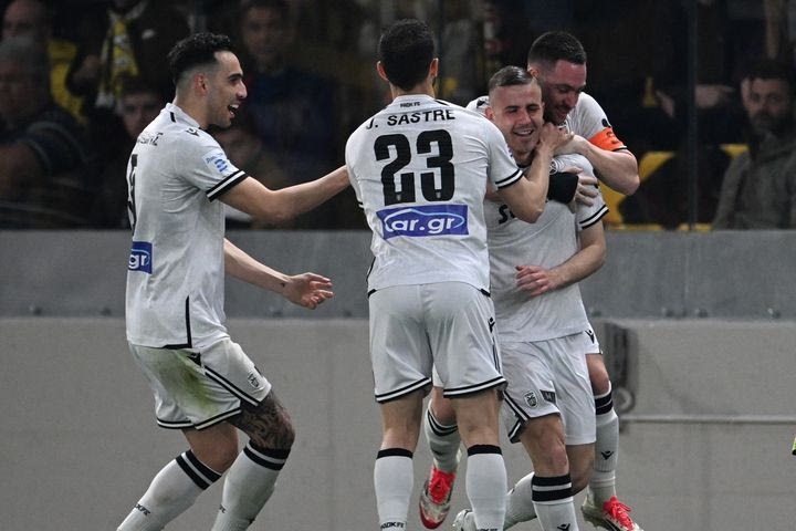 Οι παίκτες του ΠΑΟΚ πανηγυρίζουν το 2-3 μέσα στην OPAP Arena