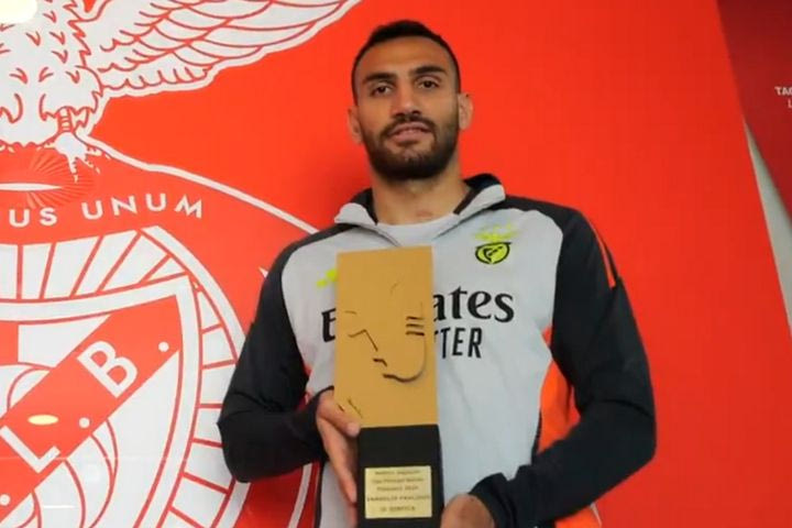 Ο Βαγγέλης Παυλίδης με το βραβείο του MVP