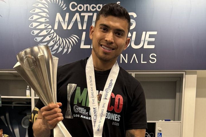 Ο Πινέδα πανηγύρισε το Nations League της Βορείου Αμερικής ποζάροντας με το τρόπαιο