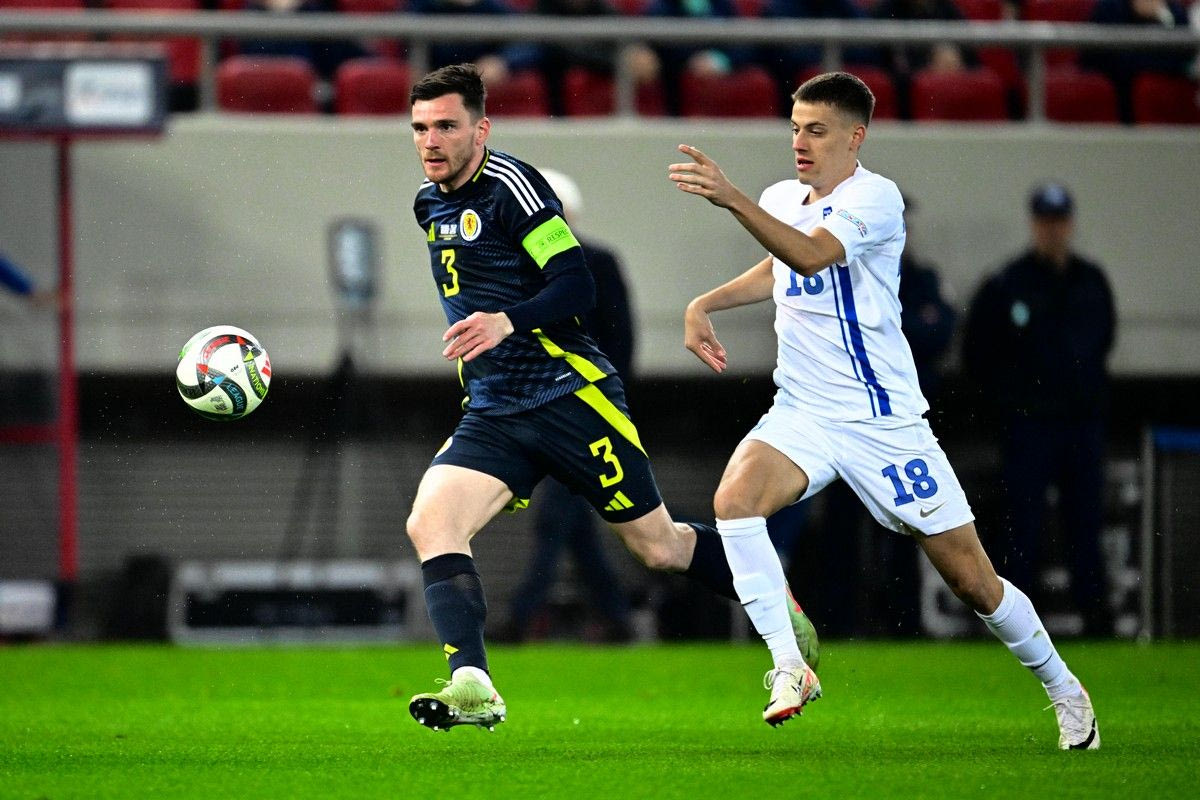 Οι Άντι Ρόμπερτσον και Γιάννης Κωνσταντέλιας διεκδικούν τη μπάλα στο ματς της Σκωτίας με την Ελλάδα στο "Καραϊσκάκης" για το Nations League
