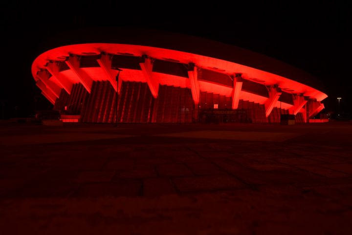 Ολυμπιακός: Το ΣΕΦ σε εορταστικούς ρυθμούς, φωταγωγήθηκε με κόκκινο χρώμα για τα 100 χρόνια