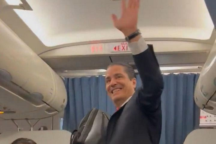 Ερυθρός Αστέρας: Χειροκρότημα, ευχές γενεθλίων και αποθέωση για τον Σφαιρόπουλο στην πτήση της επιστροφής στο Βελιγράδι