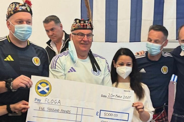 Εθνική Σκωτίας: Οπαδοί έκαναν δωρεά στη Φλόγα και τον Σύλλογο Γονιών Παιδιών με Νεοπλασματική Ασθένεια
