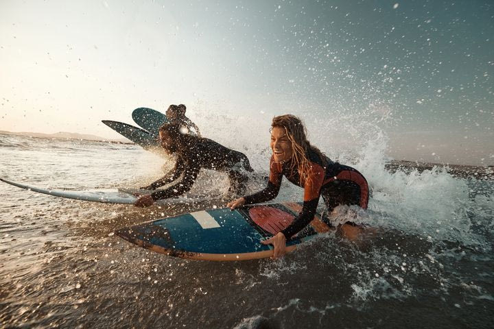 Surf, SUP ή Windsurf; Ποιο είναι πιο εύκολο για αρχάριους και πού να δοκιμάσεις κοντά στην Αθήνα
