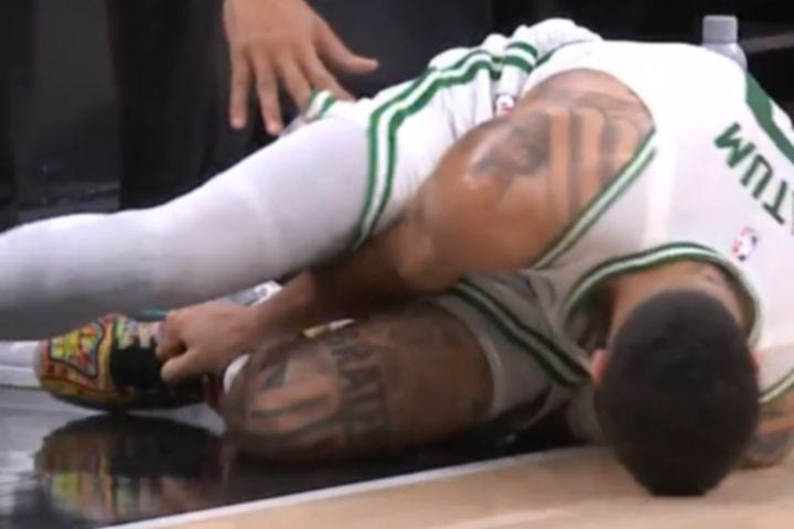 NBA: Ανησυχία στους Σέλτικς, ο Τέιτουμ τραυματίστηκε στον αστράγαλο