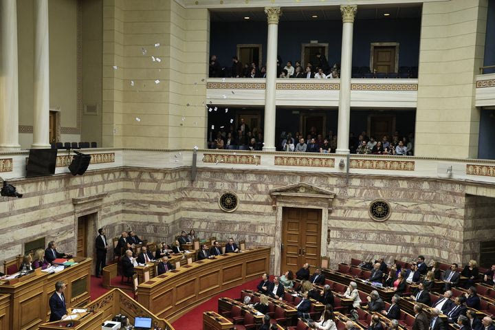 Μέλη της Νεολαίας της Νέας Αριστεράς διέκοψαν την ομιλία του Μητσοτάκη με τρικάκια