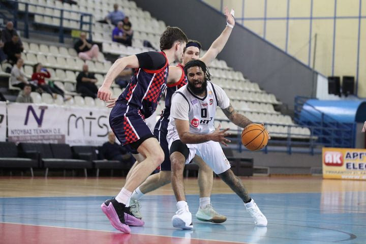 Εντυπωσιακό ντεμπούτο με τον Έσπερο Λαμίας για τον ομογενή γκαρντ που είχε τρελάνει τον Μάικ Τζέιμς