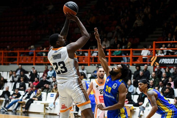 Προμηθέας – Περιστέρι 86-70: Γουόκερ και Βαρνάντο έκαναν τη δουλειά για τους Πατρινούς