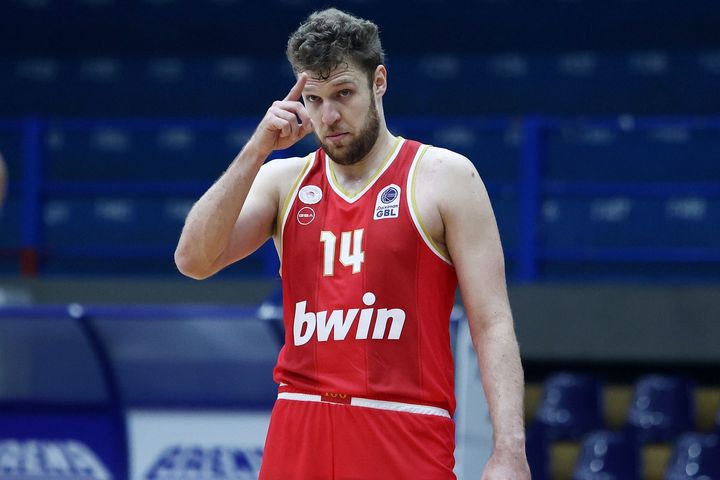 Περιστέρι – Ολυμπιακός 69-82: Ο Βεζένκοβ κυριάρχησε και ο Πίτερς “καθάρισε” για τους ερυθρόλευκους μετά από συναρπαστικό ματς