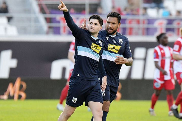 Ο Βλαχομήτρος πανηγυρίζει αφού σκόραρε στο Πανσερραϊκός - Λαμία