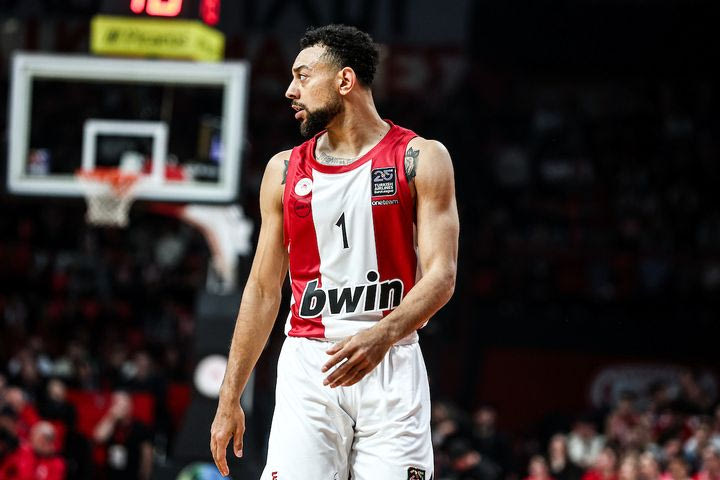 Ο Ολυμπιακός αποχαιρέτησε τον Γουίλιαμς-Γκος με λόγια καρδιάς: “Να έχεις πολλές χαρές με την υπέροχη οικογένειά σου”