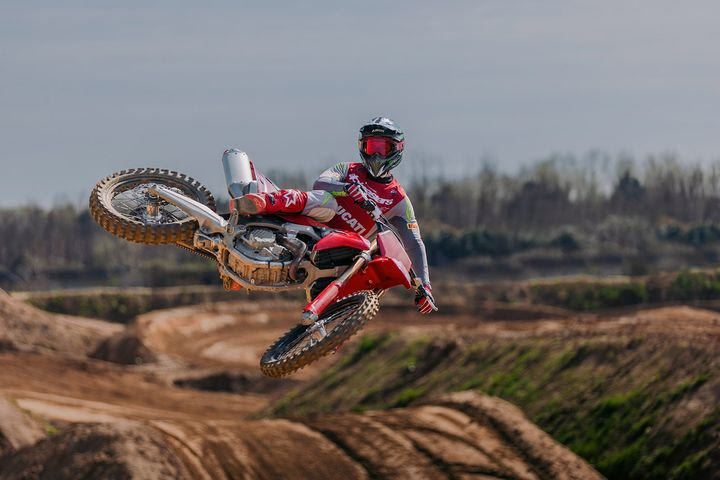 H Ducati εισβάλλει στο Motocross με την προηγμένη Desmo450 MX