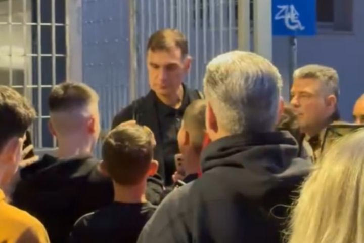 Από την ένταση εντός γηπέδου, στα αυτόγραφα εκτός γηπέδου ο Μπαρτζώκας