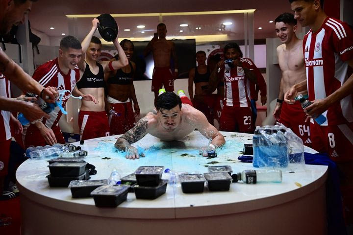 Άγριο πάρτι στα αποδυτήρια του Ολυμπιακού: Ο Μπιανκόν βούτηξε στα ισοτονικά και έκανε μπόουλινγκ με ταπεράκια