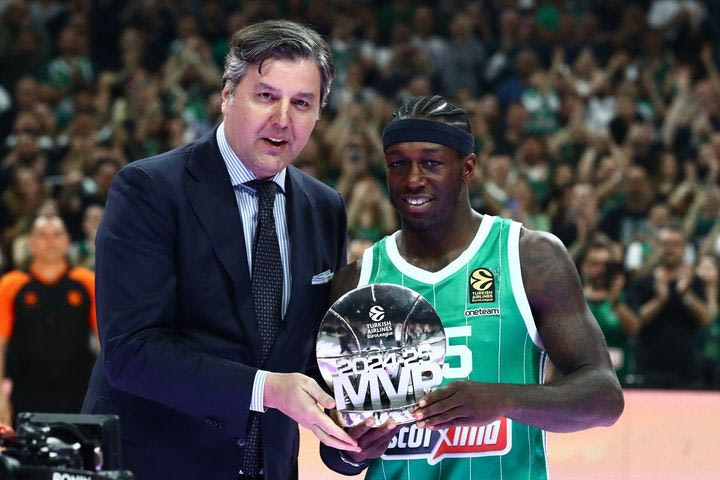 Ο Ντέγιαν Μποντιρόγκα έδωσε το βραβείο του MVP της EuroLeague στον Κέντρικ Ναν, μοναδικό standing ovation στο ΟΑΚΑ