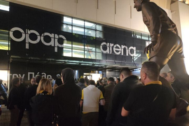 ΑΕΚ: Κόσμος έξω από τα επίσημα της OPAP Arena, αποδοκιμασίες και συνθήματα