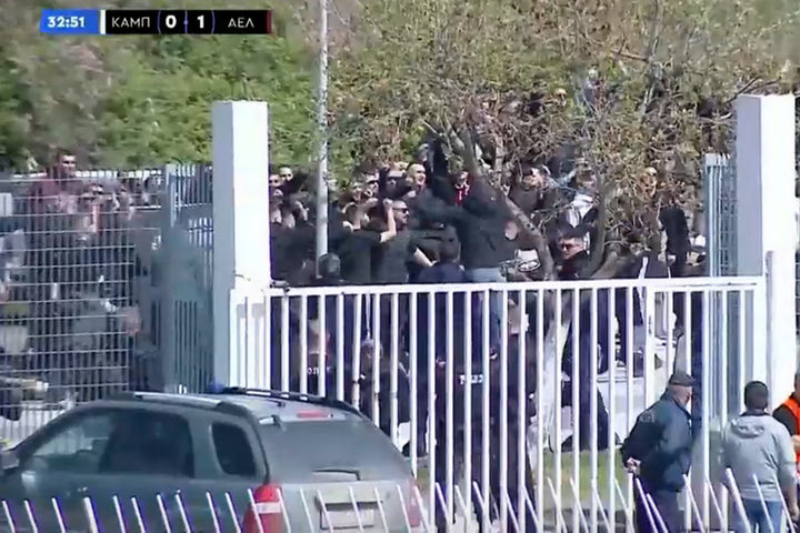 ΑΕΛ: Οπαδοί των βυσσινί έξω από το γήπεδο της Χαλάστρας, πανηγύρισαν έξαλλα το γκολ του Πασά
