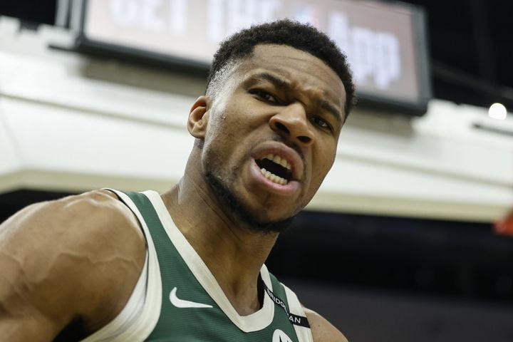 Ο Γιάννης Αντετοκούνμπο έδωσε μία από τις πιο “άρρωστες” ασίστ της σεζόν στο Χιτ – Μπακς