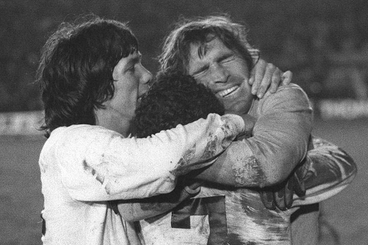 Ο Ούγκο Γκάτι (Δεξιά)