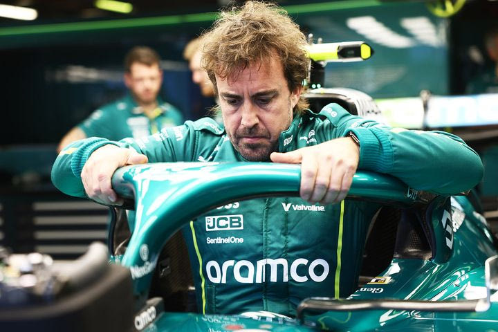 Απίστευτο: Βγήκε το τιμόνι της Aston Martin του Αλόνσο ενώ οδηγούσε στις δοκιμές του Μπαχρέιν -Δείτε το VIDEO