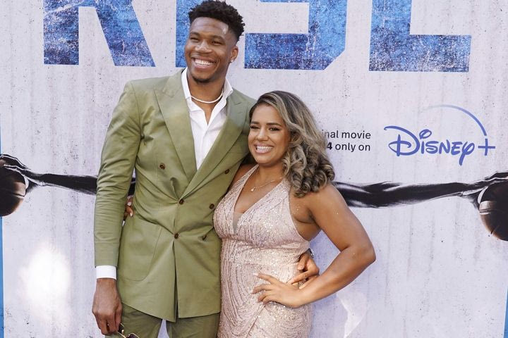 Γιάννης Αντετοκούνμπο: “Δεν φοράω εγώ τα παντελόνια στη σχέση μου, πρέπει να ρωτήσω τη γυναίκα μου”