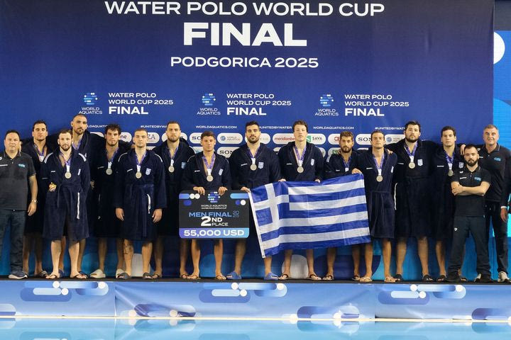 Η απονομή του ασημένιου μεταλλίου στο Παγκόσμιο Κύπελλο για την Εθνική πόλο ανδρών