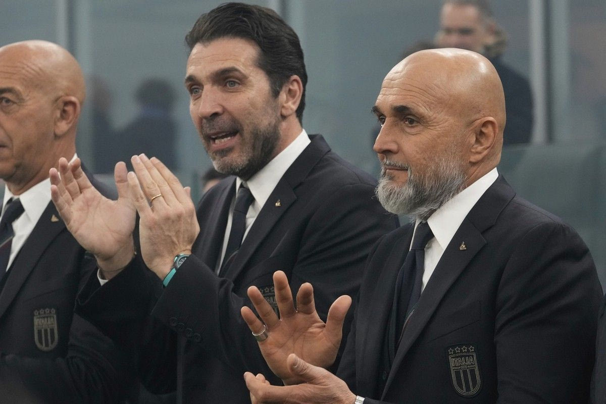 Ο Τζίτζι Μπουφόν δίπλα στον Λουτσιάνο Σπαλέτι, σε ματς της εθνικής Ιταλίας κόντρα στην Γερμανία για τα προημιτελικά του Nations League