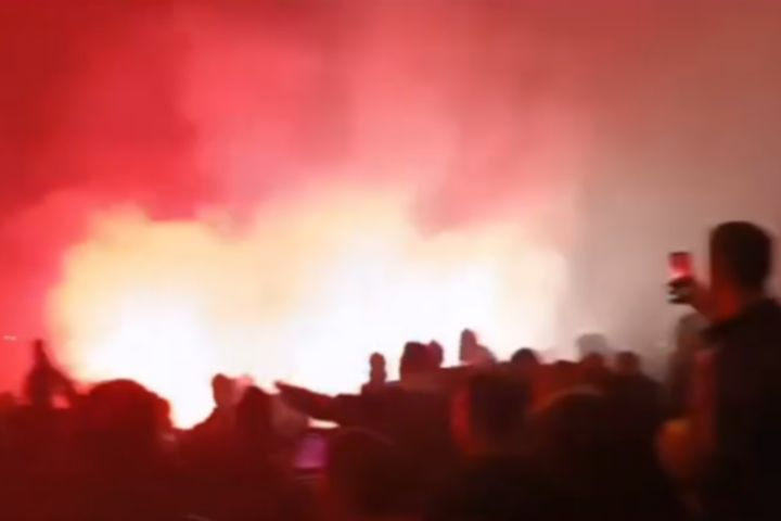 Χαμός από τους φίλους του ΟΦΗ: Τουλάχιστον 1.000 οπαδοί του συγκεντρώθηκαν στην Πλατεία Ελευθερίας και έδωσαν σύνθημα για την πρόκριση