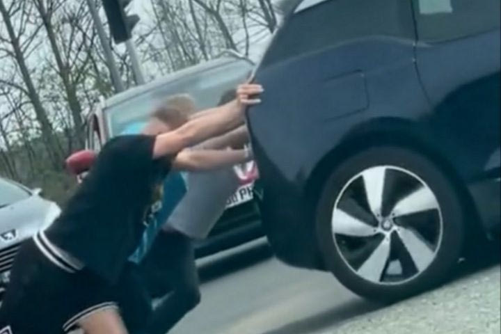 Ο Νταν Μπερν της Νιούκαστλ βοηθά οδηγό με ακινητοποιημένο όχημα σε δρόμο του Μπλιθ