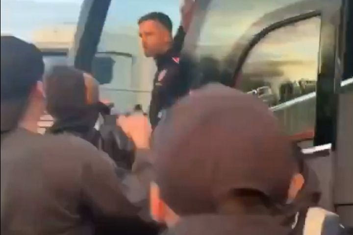 Χαμός μετά την άνοδο της Μπέρνλι στο Τερφ Μουρ: Επεισόδιο οπαδών με τον Τσάουντρι στο γήπεδο, η ένταση συνεχίστηκε και στην αποχώρηση της Σέφιλντ