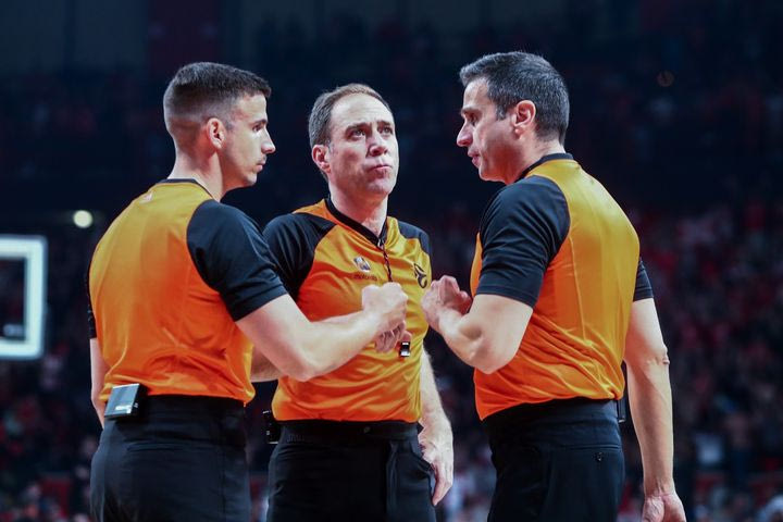 Διαιτητές σε αγώνα της EuroLeague