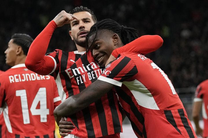 Ο Ερναντέζ με τον Λεάο πανηγυρίζουν