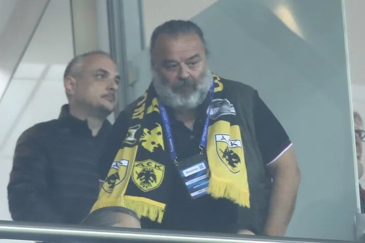 Ολυμπιακός – ΑΕΚ: Τετ-α-τετ Μαρινάκη και Ηλιόπουλου στη σουίτα του “Καραϊσκάκης” μετά το ξέσπασμα του προέδρου της Ένωσης