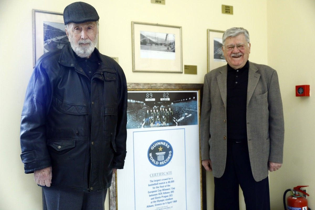 Ο βασικός γκαρντ της ΑΕΚ του 1968, Κώστας Ζούπας, μαζί με τον Φαίδωνα Κωνσταντουδάκη, μπροστά στον πίνακα που αναφέρει το ρεκόρ Guinnes για την παρουσία 80.000 θεατών στο ματς με την Σλάβια