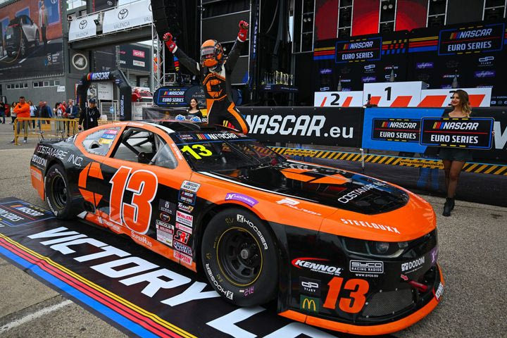 Ο Θωμάς Κρασώνης έγραψε ιστορία με την πρώτη νίκη του στο NASCAR Euro Series
