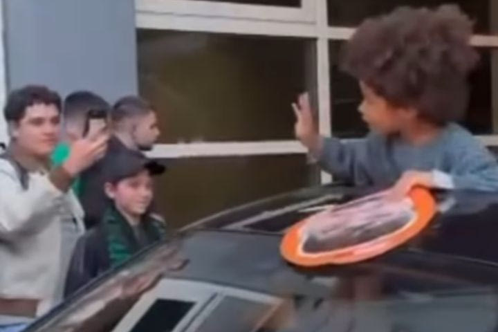 Ο μικρός Λεσόρ στην οροφή του αυτοκινήτου χαιρετούσε τον κόσμο στο ΟΑΚΑ και αποθεώθηκε